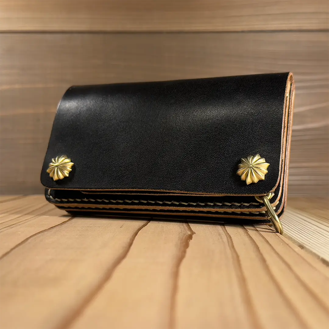 昭南本ヌメ革・丘染めブラック茶芯（手染め）｜ミドルトラッカーウォレット – TWM03-SHN-B01