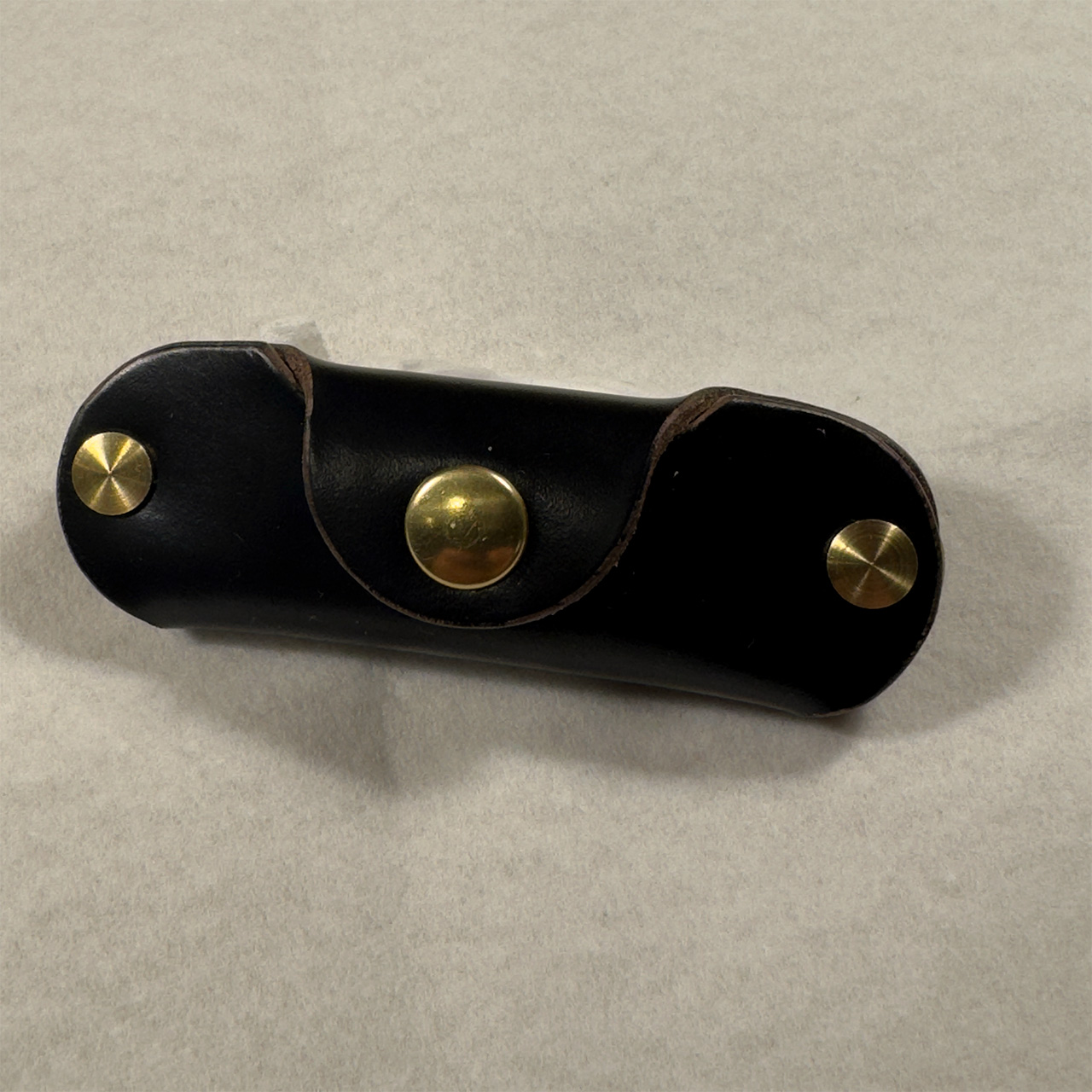 Horween社クロムエクセル・ブラック茶芯｜手のひらサイズの最小キーケース